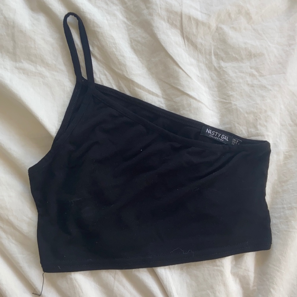 BLACK ONE-SHOULDER CROPTOP (NastyGal)